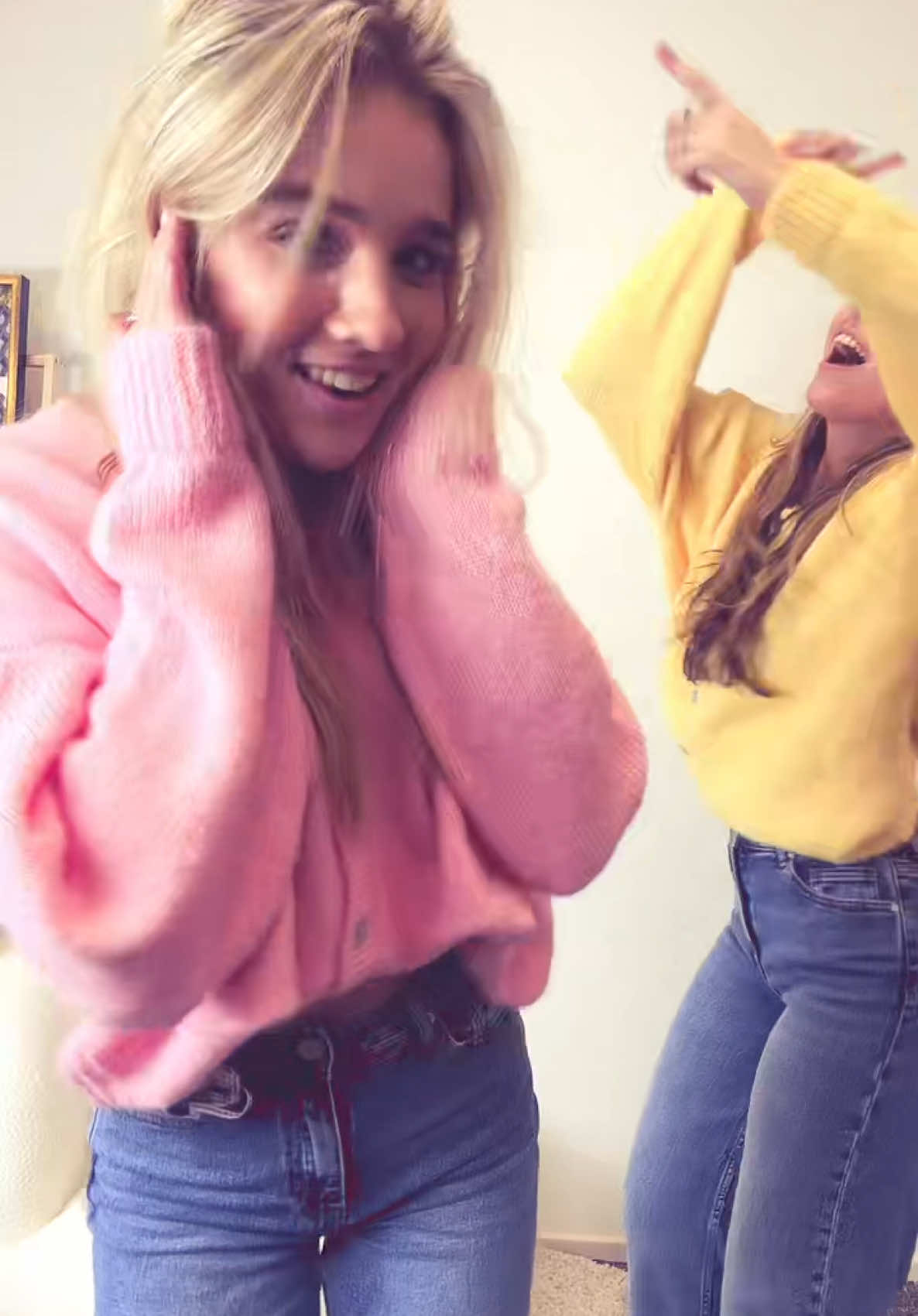 De meiden gaan dansend het nieuwe jaar in!✨💖 Wat een jaar en wat ben ik als eigenaar dankbaar voor Dootje Fashion! Ik heb het nooit durven dromen dat het gewoon is uit gekomen. Dootje fashion is sinds april zo de groei in gegaan in zo’n korte tijd. Ik ben iedereen zo enorm dankbaar onder andere mijn lieve moeder! Mega lieve meiden als modellen en ook nog mijn personeel. Ik kan het nog steeds niet geloven en dit is allemaal dankzij jullie. Thank youuu al en op naar een heel gezond en mooi nieuwjaar! Wij als team van “ Dootje fashion” hebben heel veel zin in de leuke momenten en de mooie dingen die eraan komen! Ben Jullie heel dankbaar fijne jaarwisseling💕