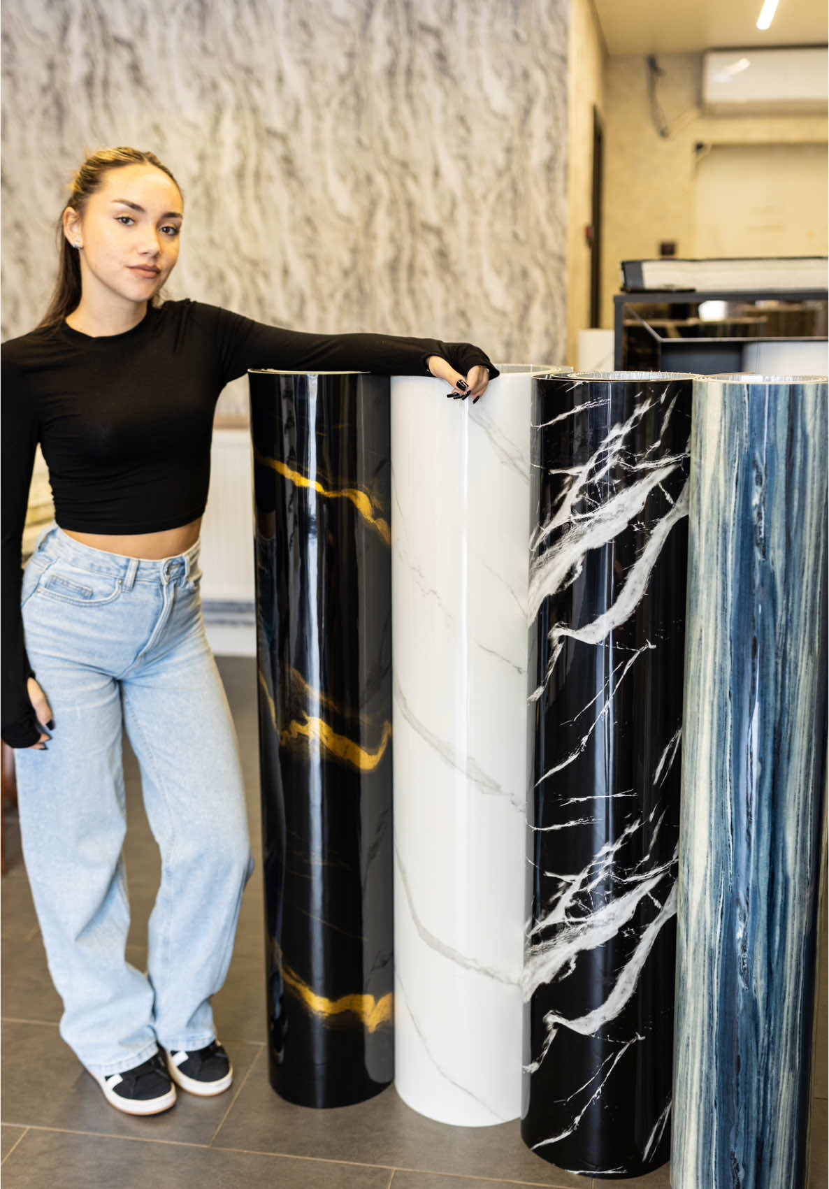 Autocolantul stil marmură oferă un design elegant și modern, perfect pentru a transforma rapid suprafețele. Ideal pentru un decor sofisticat! 🖤✨ #AutocolantMarmură #DecorElegant #stilmodern 