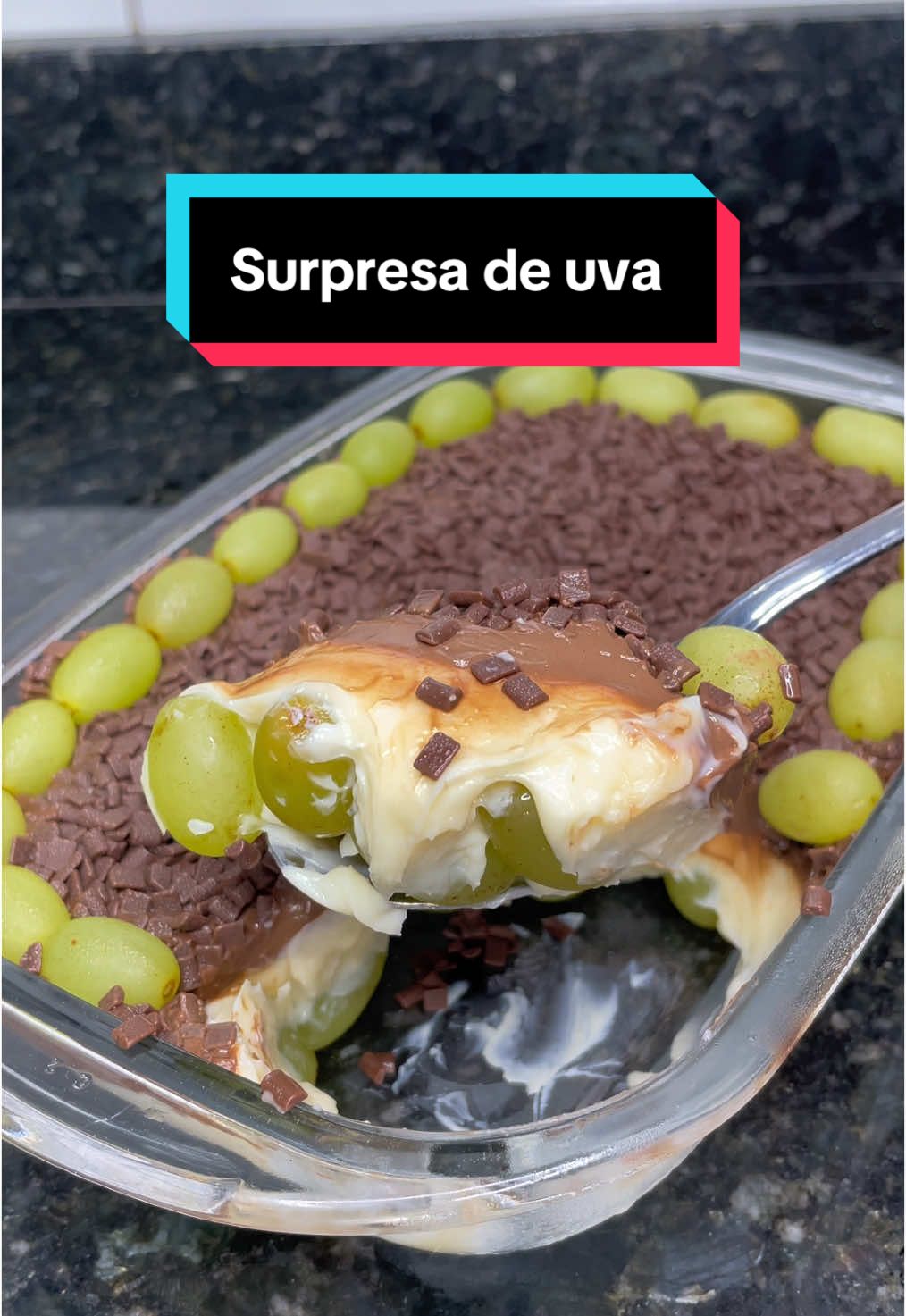 Surpresa de uva 🍇🍫✨ Essa sobremesa é a sensação do momento e super deliciosa pra você fazer para sua virada de ano, aproveita que ainda dá tempo e compra os ingredientes e já faz amanhã 🫶 Ingredientes 1 ou 2 caixinhas de uva verde sem semente 1 caixinha de leite condensado  2 caixinhas de creme de leite  4 colheres de sopa cheias de leite em pó 1 colher de sopa cheia de manteiga ou margarina Mexe tudo muito bem com o fogo ligado até começar a borbulhar e o creme engrossas, quando você conseguir passar a espátula no meio e o brigadeiro se juntar rápido é porque está no ponto certo. Ingredientes ganache 1 Barra e 1/2 de chocolate meio amargo 1 caixinha de creme de leite Vocês precisam fazer e me contar o que acharam 😍 Feliz ano novo ✨✨✨ #happynewyear #receitas #receitafacil #sobremesa #surpresadeuva #bombomdeuva #uva #chocolate #choco #sobremesanatravessa #uvaverde 