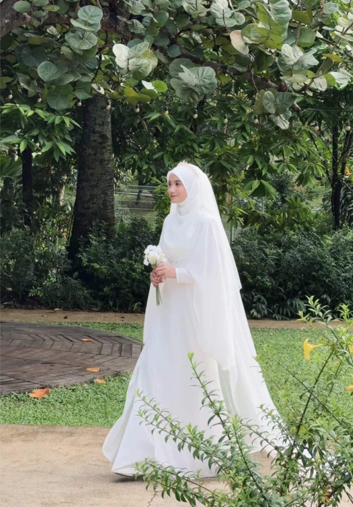 Alhamdulillah ending my single era in 2024 🤍 Kita sambung tahun depan pulak 🥹 • Btw Hawa pakai bawal, crown & veil from @crowncantik|BRIDE HIJAB👰🏻‍♀️ 👰🏻‍♀️