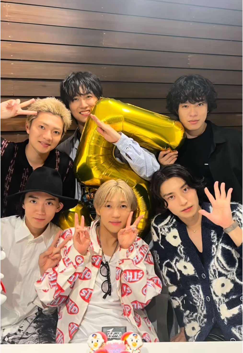 2024年も7ORDERにたくさんの声援と応援をありがとうございました！！ 7ORDERの第二章が始まり、 Lucky's clubとORDERMATEがオープン！ 夏にはリリースツアーを開催し、フェスやイベントに出演させていただきました。 POP-UP STOREに初めてのファンクラブイベントも📮 そして主催フェス「YES! FES!」の開催など、盛りだくさんな一年になりました🌈 7ORDERはどんな時も応援してくださる皆さまに支えられています。 2025年も皆さまにたくさん楽しんでいただけるように頑張っていきますので、応援よろしくお願いいたします📣 良いお年をお迎えください🎍 #7ORDER #SevenOrder