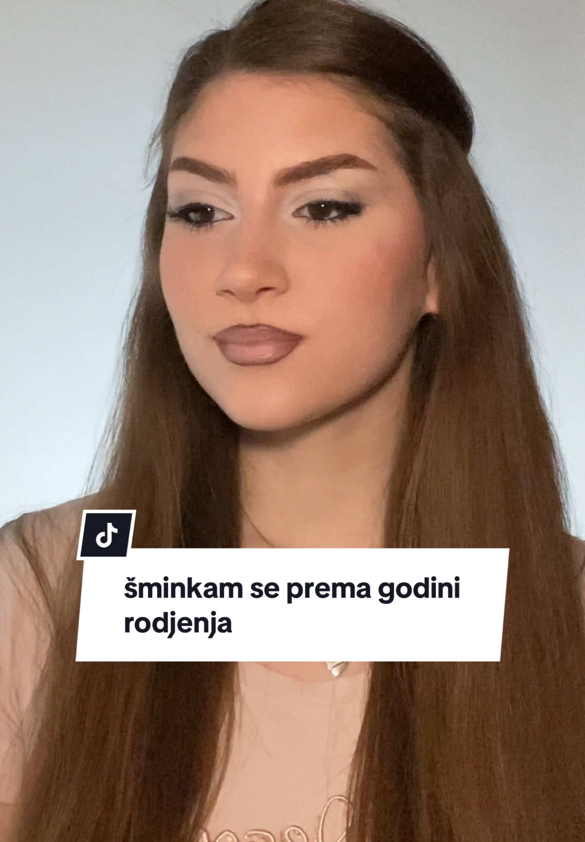Šminkam se kako su se šminkali godine kad sam se rodila 🤷🏻‍♀️ ~ trend ~  šminka okej samo su obrve kritične 😅 #2005makeup #yearyouwereborn #makeup #2005 #tutorial #sminka #fyp #foru 