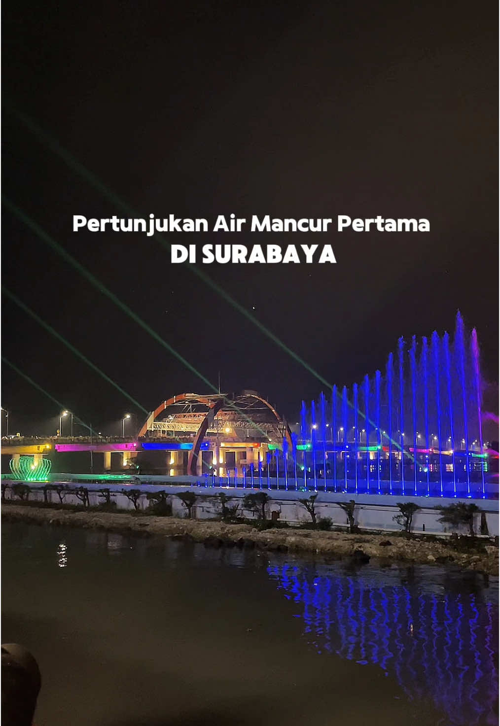 Yang baru di Surabaya nih. Pertunjukan air mancur di Jembatan Suroboyo, malam taun baru ini ada pesta kembang api juga lho rek. #malamtahunbaru #airmancursurabaya #airmancur #jembatansuroboyo #surabaya #surabayatiktok #surabaya24jam #exploresurabaya #wisatasurabaya #surabayaterkini #fyp #fypシ #fypシ゚viral 