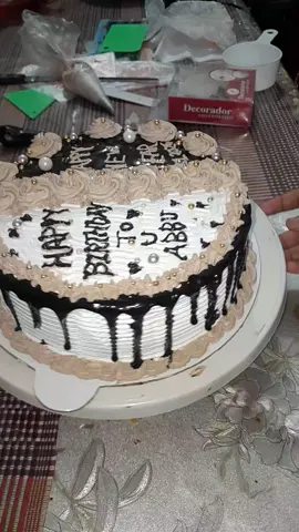 আমি নিজে বানিয়েছি। প্রফেশনাল ভাবে কাজ শিখিনি। নিজের চেষ্টায় আর youtube এর ভিডিও দেখে এতুটুকু এসেছি। এক কাজিন তার বাবার জন্য বানাতে বলেছে।তার বাবার নাকি কাল জন্মদিন  তাই বানিয়ে দিলাম। কেকের ডেকোরেশন কেমন হয়েছে কমেন্টস  করে জানাবেন । ধন্যবাদ #viralvideo #foryoupage #CapCut #Facebookpage 