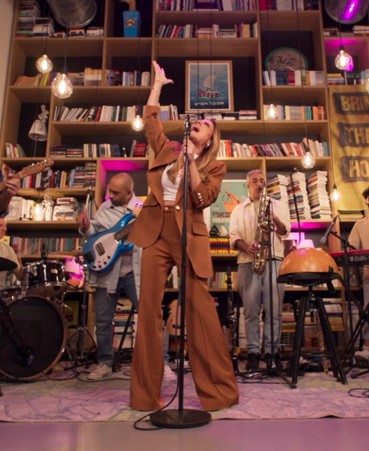 את השיר ״פלדה״ כתבתי יחד עם מאי ספדיה בדיוק עליי.  על האשמה על ההגשמה על הילדה והבמה  ועל זה שלא משנה מה- מבפנים אני פלדה.  הרבה מורכבות בחוץ  ובתוכי ובעיקר אהבה ששוטפת את הכל.  גם אם אני נשברת - מבפנים אני פלדה. ביצוע לייב מתוך אקווריום💋 #פלדה #מיוזיקטוק #פוריו 