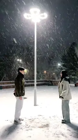 мечтаю станцевать так же этой зимой #зима #новыйгод #снег #тренд #танецподснегом 