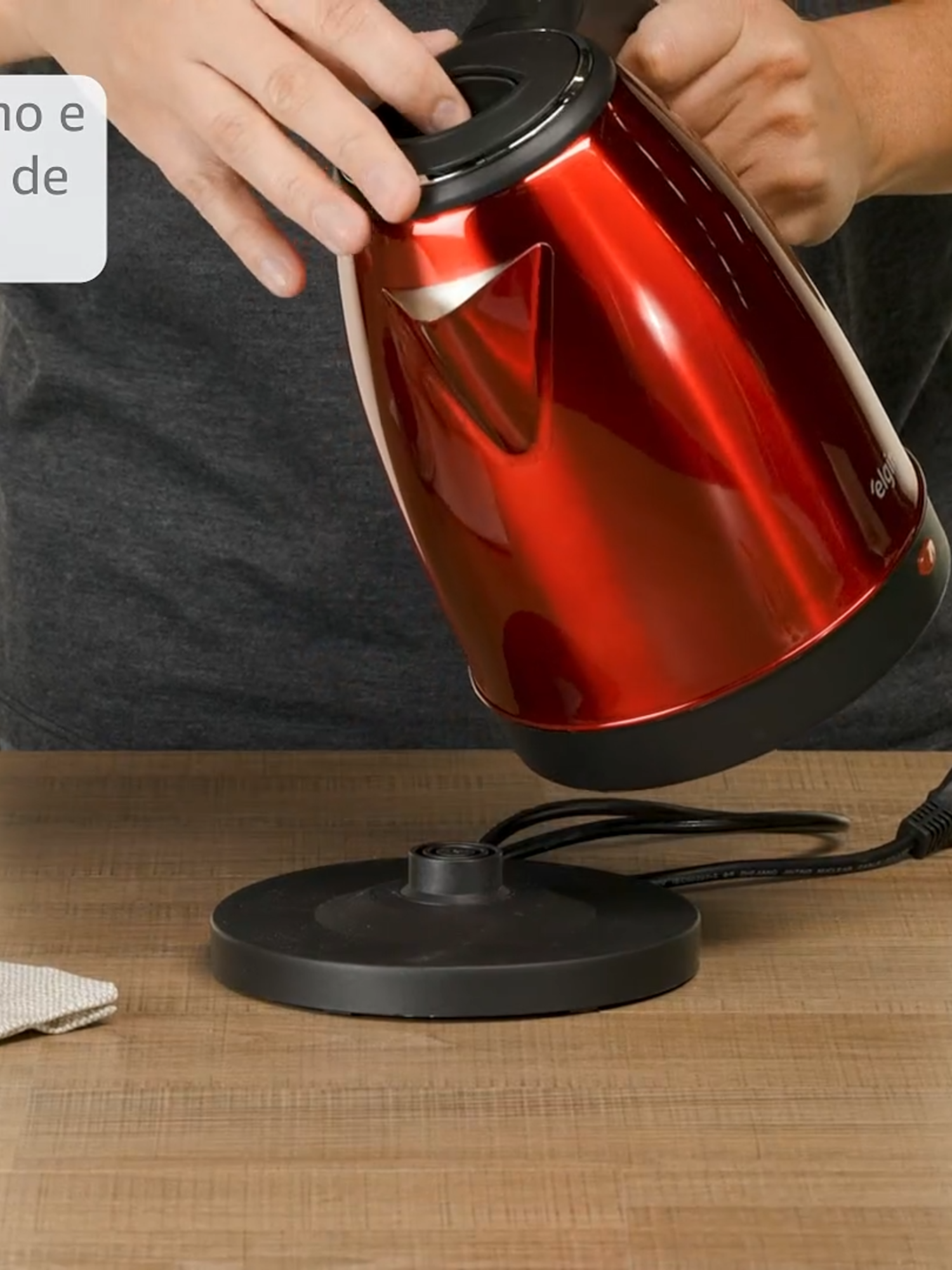 Chaleira Elétrica Elgin Inox 110V 🔥 Sem Fio 1,8L - Super Prática e Rápida! 💥 #CasaPerfeita  Já imaginou fazer seu chá ou café favorito em segundos, sem se preocupar com fios e bagunça? A Chaleira Elétrica Elgin em inox é a solução perfeita! Com capacidade para até 1,8L e design elegante, ela garante rapidez e segurança, desligando automaticamente quando a água atinge a temperatura ideal. Sua praticidade sem fio vai transformar o seu dia a dia! ✨ #ChaleiraElétrica #CozinhaPrática 