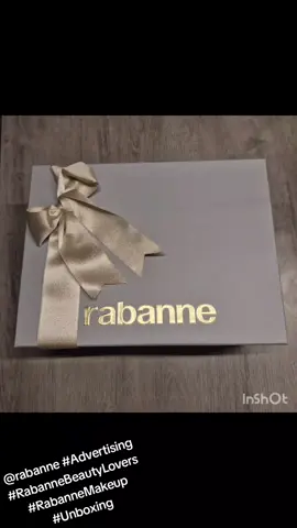 Et pour vraiment bien finir l'année 2024, voici mon unboxing @rabanne 🤍 C'est ma commande passée grâce à mon bon d'achat de 75€ , reçu grâce à la Rabanne Beauty Community et mes tâches finalisées.  Je suis ravie d'avoir choisi cette box , en vente à 99€ dont la valeur aborde les 177 ! Avec mon bon, elle m'est revenue à 24€ seulement ! Je vous montrerai chaque produit plus en détails durant ces prochains temps ☺️ #Advertising #RabanneBeautyLovers #RabanneMakeup #Unboxing 