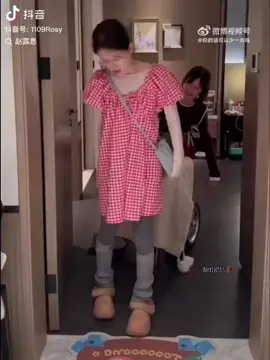 อัพเดตจ้าวลู่ซือในปี 2025 ตอนนี้น้องกำลังพักฟื้นอยู่ที่บ้าน และมีเพื่อนๆคอยช่วยดูแล น้องเริ่มเดินได้เก่งแล้ว กินข้าวเองได้ด้วย 🥹 #ZhaoLusi #จ้าวลู่ซือ #Rosyzhao #赵露思 #조로사 #trieulotu #TruthForZhaoLusi 