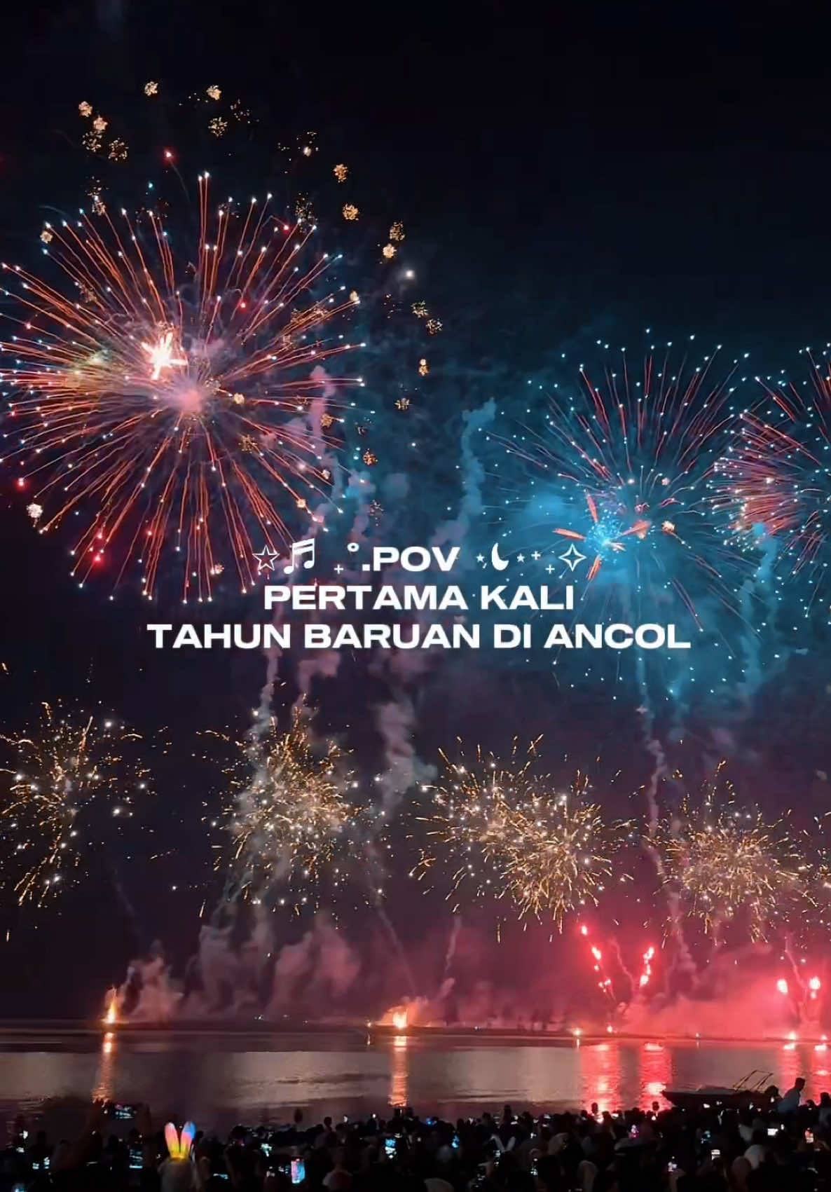 SIAPA YANG PERNAH TAHUN BARUAN DI ANCOL?!! KEREN BANGET TERNYATA YAA🥹 #newyear #newyearseve #newyears2025 #newyear2025 #ancolbeach #ancoltamanimpian #ancoljakarta #pestakembangapi #jelajahliburan #ttpetualangpro #droneshow #happynewyear2025