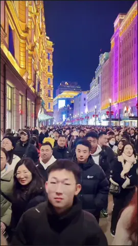 Shanghai Bund New Year's Eve, huge crowds of people, all heads, wishing everyone a happy new year! ... 