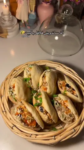 جربوها وعطوني رأيكم😋 الحشوة: بطاطس مكعبات مقلي باذنجان مكعبات مقلي مخلل مكعبات فلافل جاهزة مقطعه أربع قطع الصوص: ١ علبة حمص ١ زبادي ٢ ملعقة طحينية ١ملعقة صغيرة فلفل أسود ملح ٢ ملعقة زيت زيتون *تخلط الحشوة وتوضع داخل الخبز والصوص والشطه😋 وألف عافيه على قلوبكم💗💗 #اكسبلور #اكسبلورexplore #وصفات_سهله #ساندويتش #فلافل #وصفات_رمضانيه#xzizi_1 #cupcut 