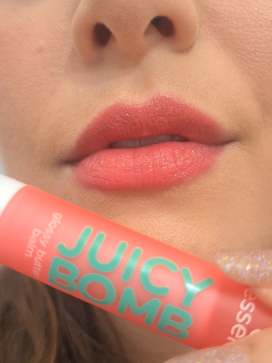 AMIGAS NÃO GUARDAM SEGREDOS!  Comprei o lançamento da @essence cosmetics! O Juicy Bomb glossy butter da essence é um balm labial com cor super macio e hidrantante. Sua fórmula possui efeito glossy e cheirinho suave de frutas. Cor: 01 One In A Melon #lipbalm #essencecosmetics #essencecosmeticsbrasil #melancia #hidratantelabial #dicasdemaquiagem 