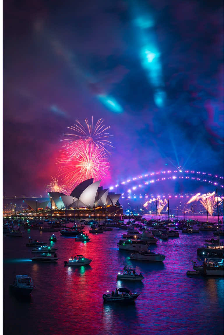 Starting 2025 with a bang! ✨ Sydney's NYE fireworks lit up the sky and set the stage for a brand-new chapter. Here’s to making 2025 unforgettable. 💛🤩 #SydNYE 📷: @Daniel for Sydney ID: Video footage of the Sydney NYE fireworks over the Sydney Harbour. #feelnewsydney #sydney #happynewyear #sydneyfireworks #thingstodosydney