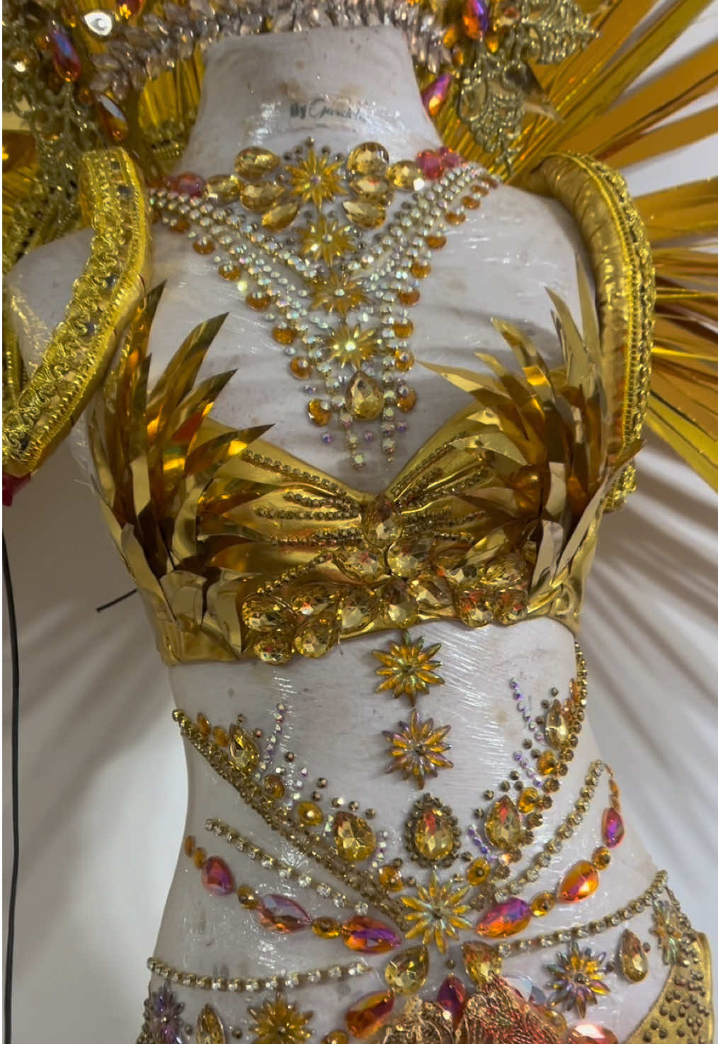 No quería dejar pasar este hermoso trabajo hecho para Heidi, una clienta que me llegó con un pedido muy especial, un traje típico inspirado en el sol de nuestra bandera, el sol de mayo!  ☀️ 🇺🇾💙🩵 Este vestuario está  elaborado sobre un microtul con pedrería en color dorado y tornasol, donde también utilicé el acertado dorado para darle una textura y brillo diferente! 🤩 #samba #sambista #carnaval #trajetipico #soldemayo #uruguay #bordado 