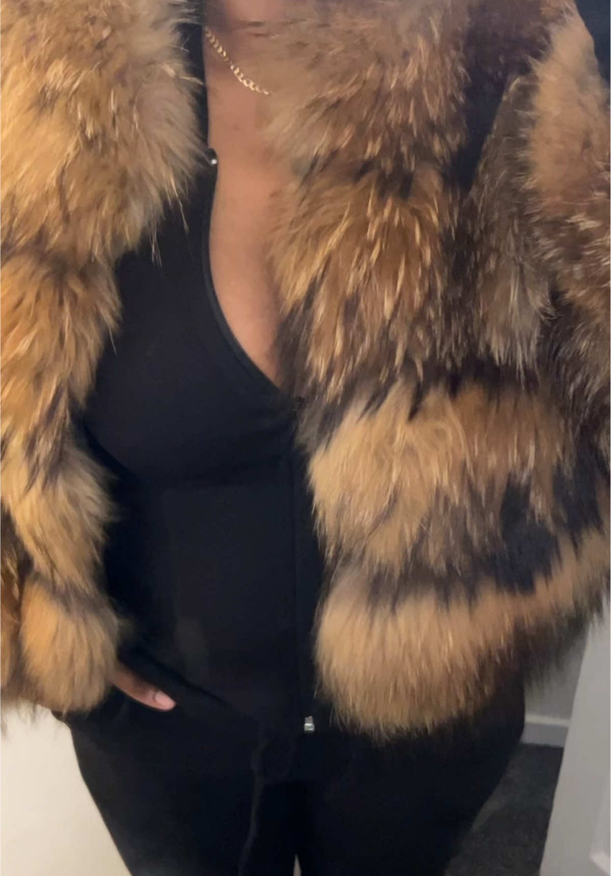 This set is the softest two-piece tracksuit I’ve come across, defo add it to your tracksuit collection along with your furcoats especially!! #blackgirltiktok #fyp #tracksuit #twopieceset #tiktokmademebuyit #spotlight #OOTD #dealdrop #newyear #tracksuit #pinktip #winterfashion #loungewear 