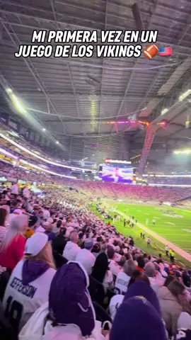 Que experiencia tan Genial 🔥🏈🇺🇸 Gracias a @Tico Sports & @carlosescalonaa por esta invitación y vivir la experiencia de estar en un juego de los @vikings 💜💛 ¿Dónde escuchar la transmisión en vivo en español?  - www.tico-sports.com & el Rey 94.9FM  Sígueme para más 👉🏻 @parceromn  . . . #govikings #skol #minnesota #usbankstadium #vikings #minneapolis #chicagobears #futboll #nfl #mexico #latinos #SuperBowl #usa #follow 