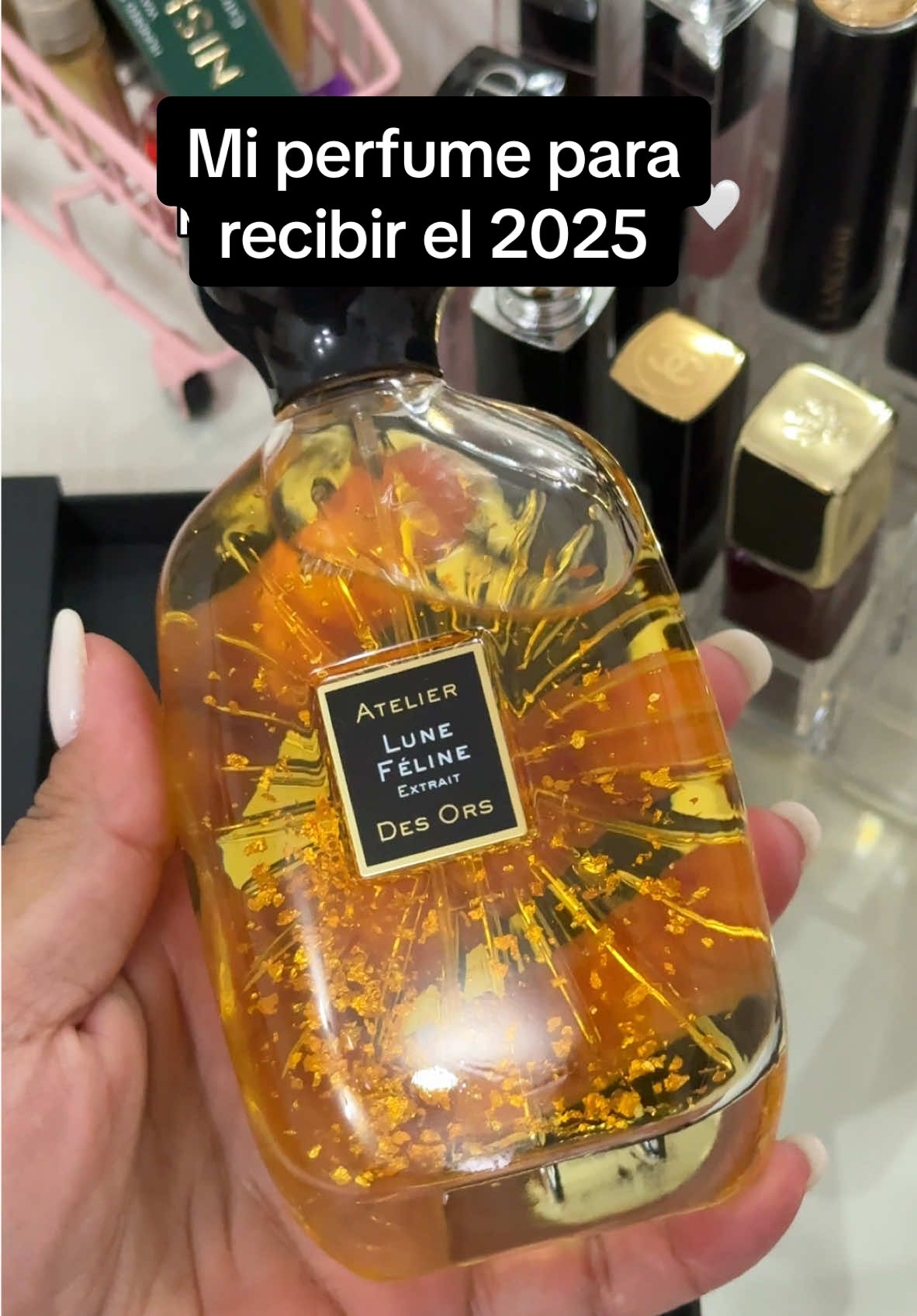 Feliz año nuevo✨🤍🫶🏽🥂 Qué fragancia eligieron ustedes? La mía Lune feline extrait de @Atelier Des Ors ✨ #perfumecollection #newyear 