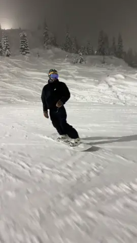 Night laps 🔝 #stevenspass #snowboarding #jerry #pow #pnw #snow #hellyhansen 