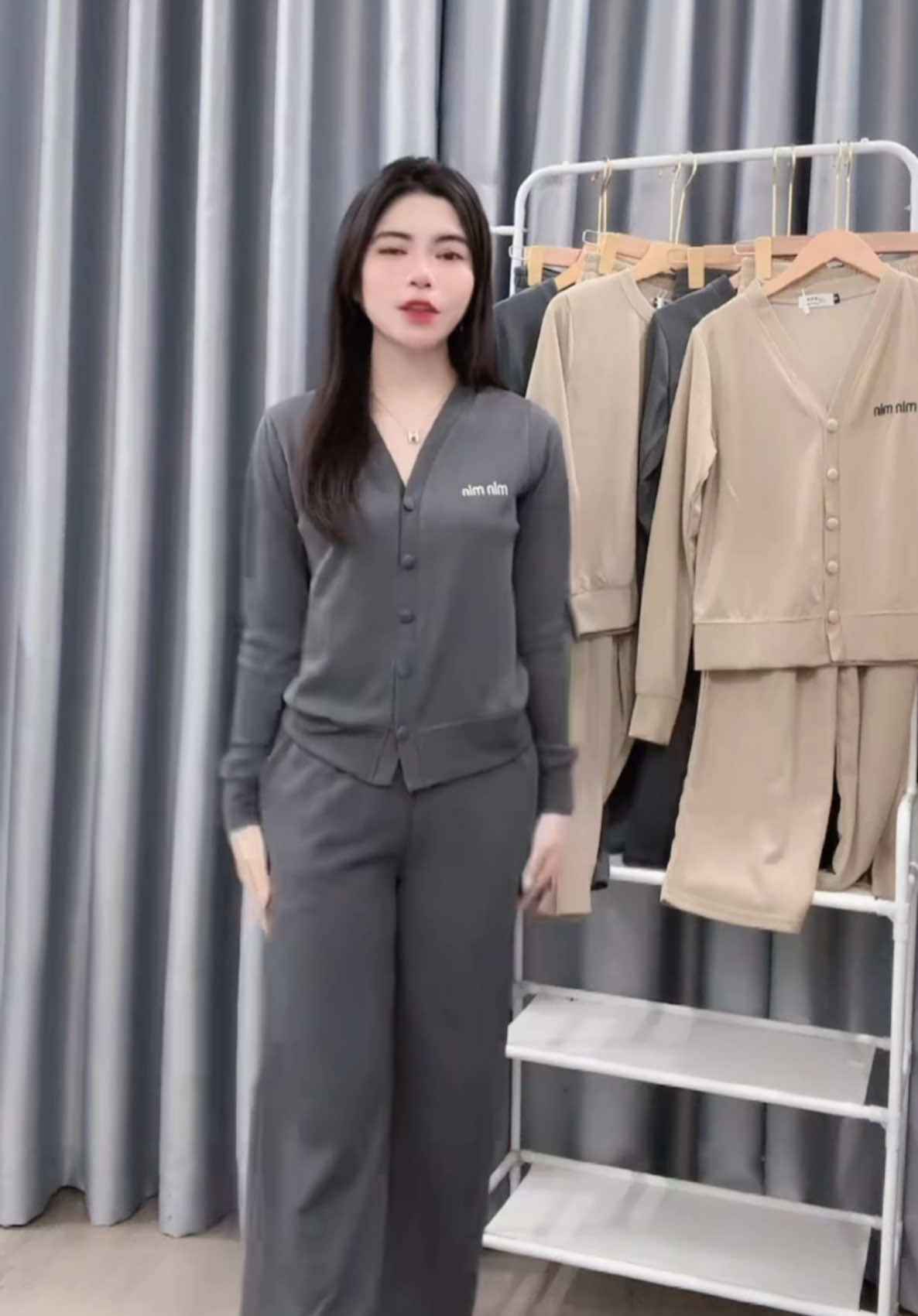 [CÚC BỌC THÊU TIM- TRÒN] Sét chất tăm hàn áo cài tay dài, quần suông dài cạp cao. #TikTokAwardsVN #nghechuchot #thuylinh #xuhuongtiktok2024 #muataitiktokshop #hot #hottrend #lenxuhuong #xh #viralvideo #viraltiktok #lenxuhuongtiktok #thoitrang #thoitrangnu #setbo #setbothuntam #setxinh #setthietke #setdep #setboaoquan #setboaoquannu 