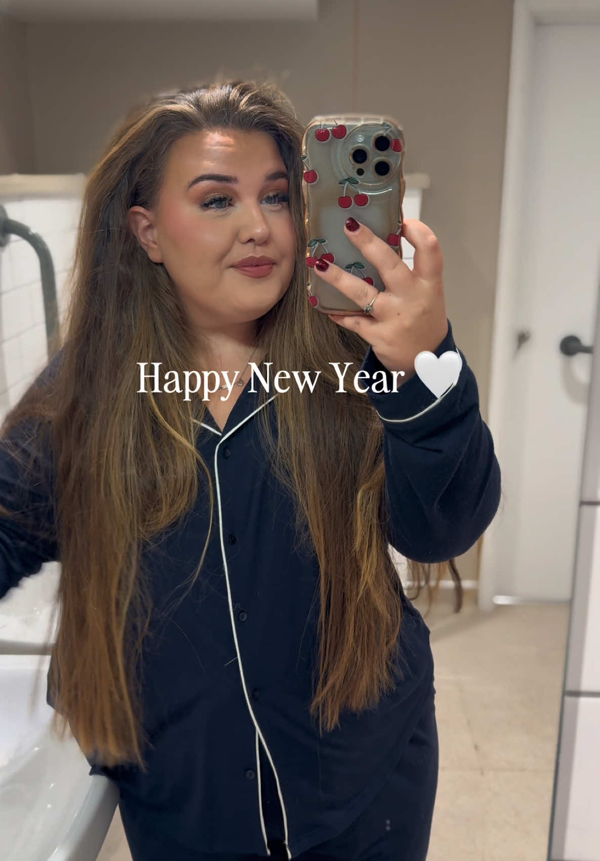 Happy New Year 🤍 just did my last gig of 2024 at @globetopsham & it was just wonderful. I’m so lucky. THANK-YOU for the best year! & where ever you are in the world, happy new year! ✨✨✨ #newyear #happynewyear #2025 #singing #auldlangesyne 