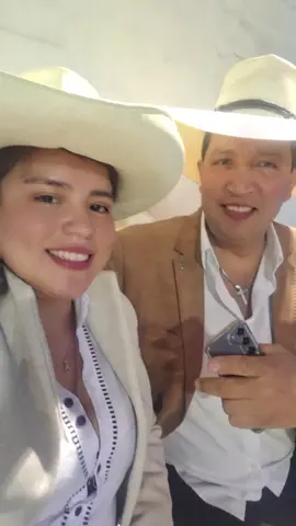 Por un 2025 lleno de primicias y siempre originales❤️💃🥳 #bonitomilandosito #dialectocajamarquino #lachinaaydee #aydeeocas #fypviralシ #parati #primicia2025 #costumbresytradicionescajamarquinas #musicacajamarquina #chuguranosorquesta 