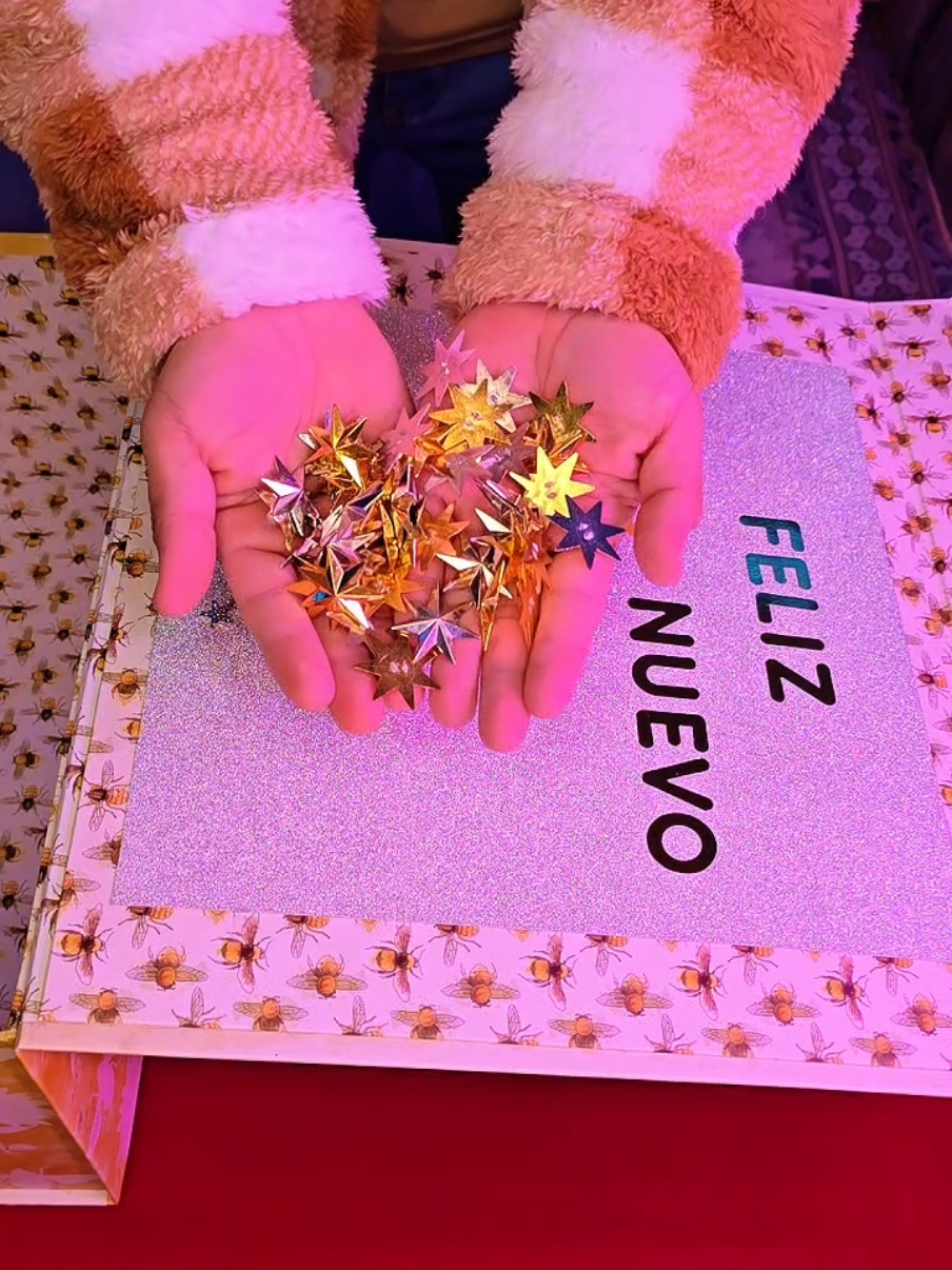 Replying to @marskushff Intercambio de regalo #giftideas #personalizedgifts #happy #newyear #regalos #2025 #giftexchangeideas #star #diamond #añonuevo 