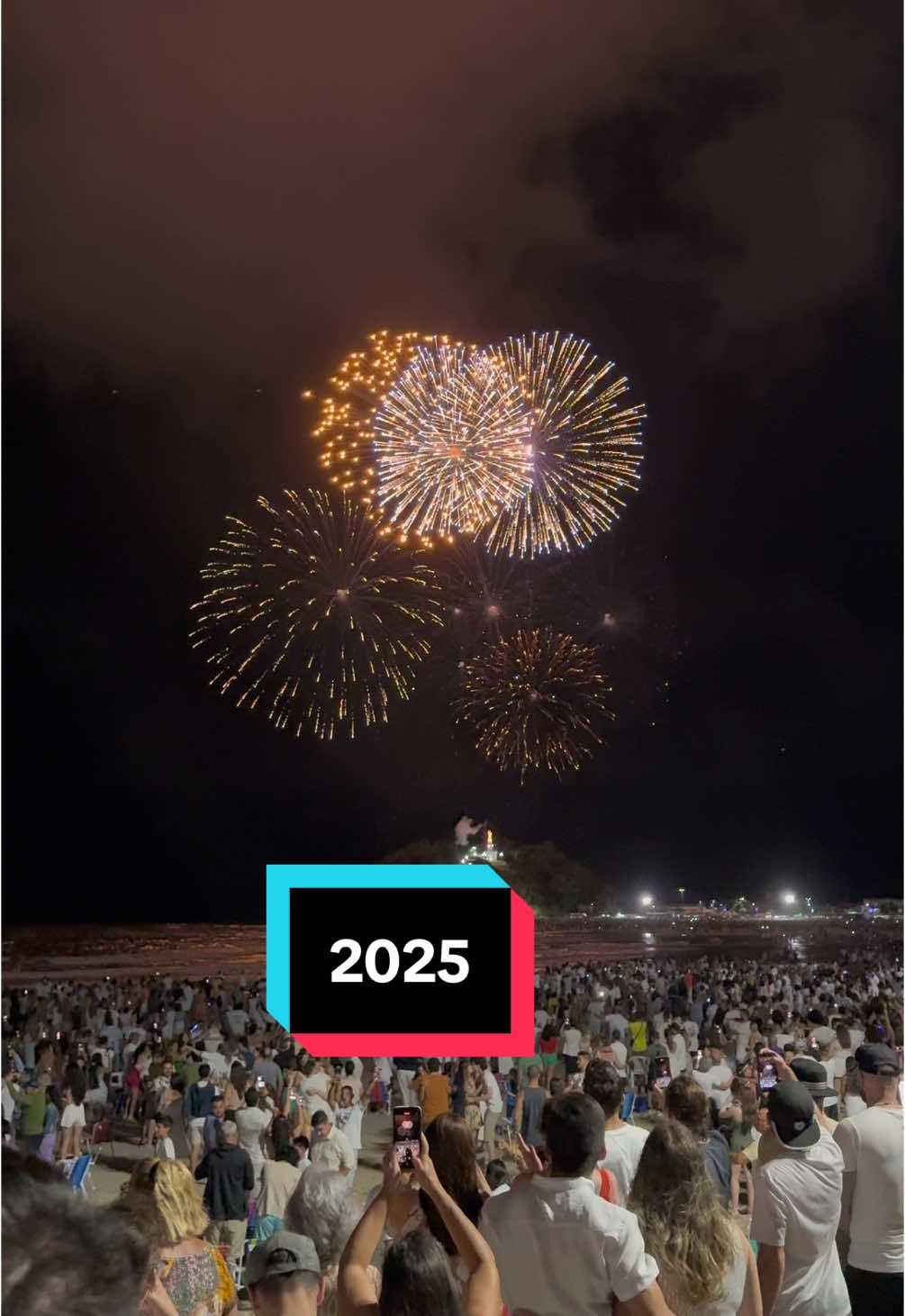 Bem vindo 2025! #praia #momentos #virada #oruam #2025 #fogos #f #viral_video #reveillon #anonovo #guaratuba 