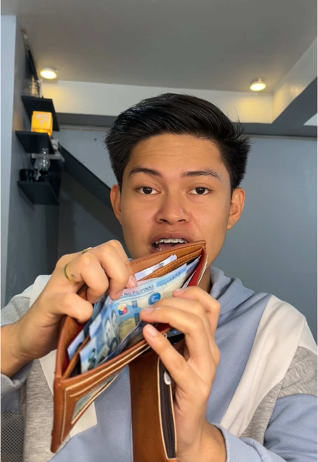 yayamanin ang datingan genuine leather na rin ang ginamit sa wallet marami din compartments and spacious yung paper bills slot #wallet #hanke #menwallet