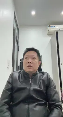 😂😂😂Lời tự sự của Linh2022, câu chuyện từ bị lừa đảo đến dẫn dắt team kiếm lợi nhuận hơn 1.000.000 USD Chào mọi người, Tài Khoản AI Earn là Linh2022, Cá nhân em rất muốn nói lên chia sẻ và cảm nhận về AI Earn, bản thân khép kín, ít khi đưa ra bình luận, nay em cũng có đôi lời chia sẻ, xin phép được gửi tâm tư đến nền tảng cùng cộng đồng thành viên đã và đang tham gia đầu tư. Ngày 20/08/2023 thực sự, mà đến giờ bản thân không thể quên được cái ngày hôm đó, em bị Bay màu 1,8 tỷ, tinh thần suy sụp, hoang mang ko biết kêu ai được, chỉ biết bày tỏ với người gần gũi nhất bên mình, bản thân không bị trách móc gì (Vợ em nói một điều 