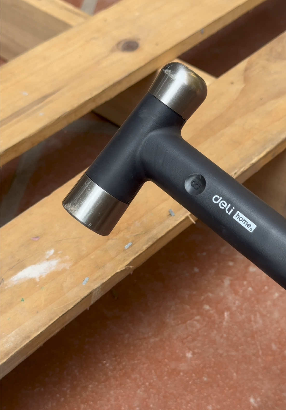 Búa thép nguyên khối Deli Home thiết kế đẹp nhỏ gọn và công năng sử dụng cũng rất ok luôn #buathepnguyenkhoi #delihome #datnhacua 