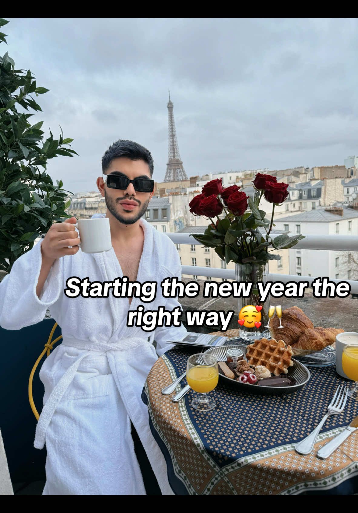 Starting the new year the right way 🥂 #wokeupinparis🇫🇷 #breakfastwithaview #eiffeltower #fyp #videoviral 