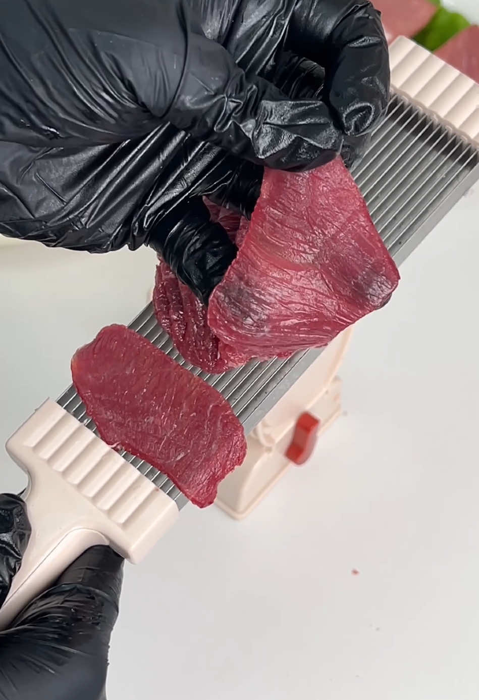 You need to add this meat slicer to the kitchen.It’s really user-friendly,with a magnetic base that can cut different types of meat.#meatslicer #meatcutter #freeshipping #onsale #safety #fyp #foryou #fypシ #foryoupage #tiktok #tiktokshop #2025 #kitchen #newyear #timesaver #momhack #cooking #cook #happynewyear2025 #happynewyear 