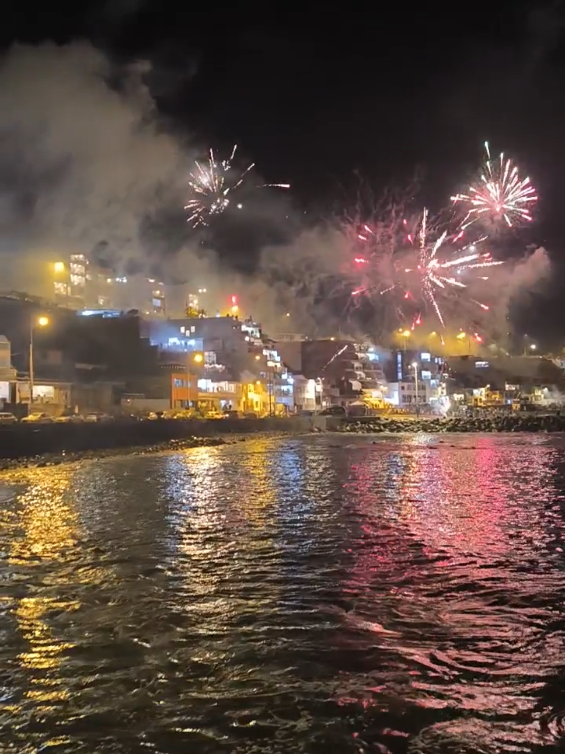 Año nuevo En la playa San Bartolo! #sanbartolo #añonuevo #lima #newyear #2025 #fuegosartificiales #celebracion 