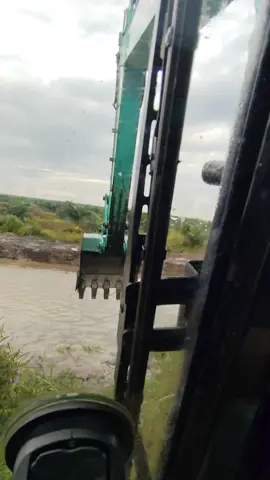 💪💪#operatormudapunyacerita #xybca #excavator #kobelco #kobelco_sk200 #sk #mesujilampung #fypage #fypシ゚viral #kuli #kuliboy 