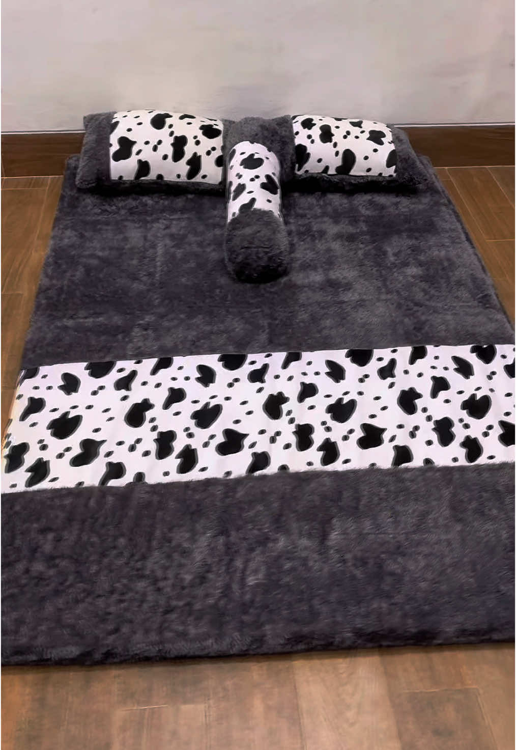 Premium kasur bulu rafsur nih gais cocok banget buat santai d depan televisi juga loh😍🥰#CapCut #mbahblangkon #ekspresikandengancapcut #fyp #fypシ #kasuranakkos #kasurmbahblangkon #fypシ゚viral #kasurmurah #kasurmurahberkualitas #kasurlantai #kasurlipatmurah #kasurlipat 