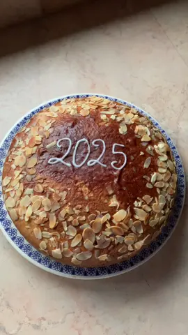 Starting the year with a slice of tradition ✨🍊 Here’s my Vasilopita (βασιλόπιτα) recipe, filled with warmth, luck, and sweet new year wishes! May 2025 bring joy, success, and moments to cherish for all of us! 🥳❤️🥂💋🪩🍾✨ #newyear #newyearseve #nye #vasilopita #baking #greece #Recipe #breakfast #brunch #EasyRecipe 