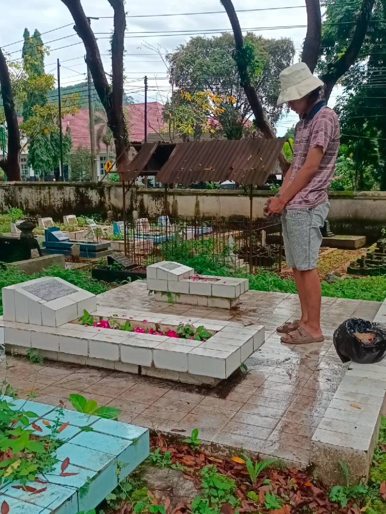 tadi malem hujan jadinya agak susah sapu daunnya #fyp #xyzabc #fypシ 