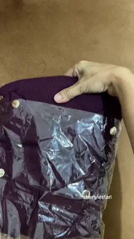 Siapa yg udah prepare beli baju lebaran dari sekarang?kita sama dong😁bdw warna yg aku spill warna burgandy cakep bangettt😭bahan knit enak dipake.#abaya #abayalebaran 