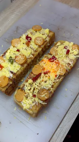 Ketemu hidden gems roti bakar toping super brutal 😮‍💨  Wajib banget cobain roti bakar pizza nya satu2 nya di bandung yang jual varian roti bakar pizza Harga nya murai dari 20 ribuan aja! 📍 Roti Perjuangan  🏡 Jl.Tubagus Ismail No.1C  🕰️ 10.00 : 22.00  @rotiperjuangan  #kulinerbandung #kuliner 