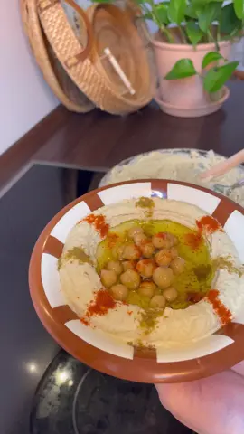 مقادير مسبحة الحمص الناعمة: 4 اكواب حمص ناشف منقوع نصف كوب ثلج مجروش كوب طحينية ربع كوب زيت زيتون عصير حبتين ليمون حجم كبير الكوب لمستخدم مقاس 250ملل طحن الحمص بالمحضرة يحتاج وقت ومن لممكن نحتاج تقليب لحمص ليطحن بشكل كامل  لذلك يجب التأكد من قوة طحن الماكينة وتحملها طحن لفترة طويلة  ملعقة ونصف صغيرة ملح#ألمانيا🇩🇪 #أمي_قالتلي #نور_غزال #Explor #مسبحة #مسبحة_المطاعم_السورية #مسبحة_حمص 