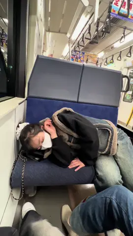 Nay m1 đi tàu từ ueno về takasaki gặp bạn nữ này ngủ trên tàu mà đến điểm cuối rồi mà không dám gọi bạn dậy. Không biết h bn đã về đến nhà chưa??#xuhuong #nhatban🇯🇵 #flypシ #2025#foryou #trending #xhhhhhhhhhhhhhhhhhhhhhhh 