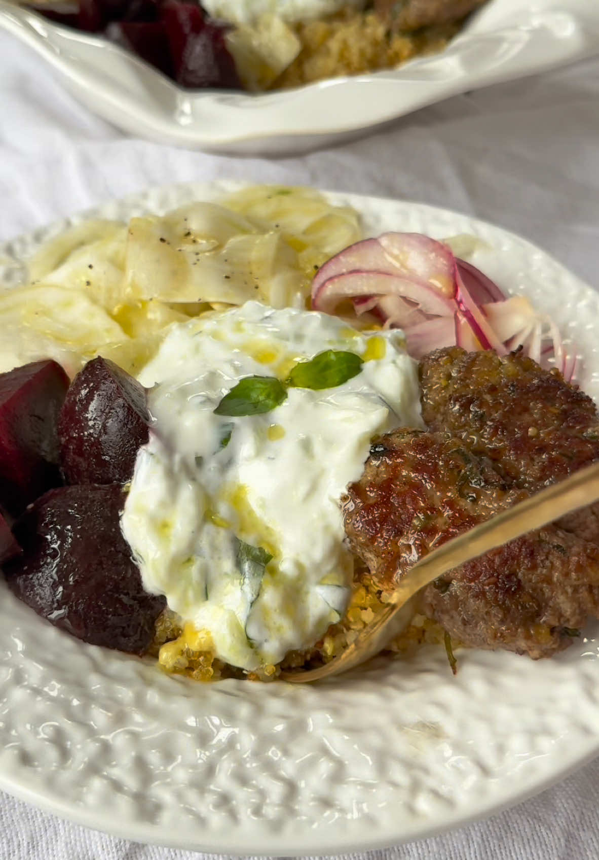 BOWL VITAMINÉ,PROTÉINÉ POST FÊTES  Ingrédients pour 3 : 300g de quinoa  Pour les boulettes :  400g de viande hachée  Un peu de thym 1 jaune d’œuf  2 cas de chapelure  Quelques feuilles de menthe et de basilic  Garniture:  2 cas de skyr  1 demi concombre  Un fenouil Une betterave cuite  Huile d’olive, sel, poivre, citron  1 oignon rouge  1/ ciselez l’oignon, disposez le dans un bol avec moitié vinaigre, moitié eau, et 1 cas de sucre . Laissez au frais pendant que vous cuisinez le reste  2/après avoir fais cuire le quinoa 10 min dans l’eau, disposez le sur une plaque avec un filet d’huile d’olive à 200 pour le griller 20 min 3/ mélangez la viande hachée avec un jaune d’œuf un peu de chapelure, la menthe , sel poivre.  4/faire des boulettes et faire revenir à la poêle  5/ faire le Tzatziki en mélangeant yaourt grec, concombre râpé , menthe, basilic, sel 5/ disposez le quinoa grillé, les boulettes, le Tzatziki, betterave, fenouil râpé que j’ai mélangé avec huile d’olive citron