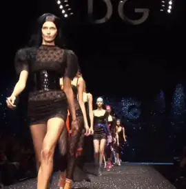 messy finale at D&G ss 2007 #anjarubik #brunatenorio #olgasherer #sashapivovarova 