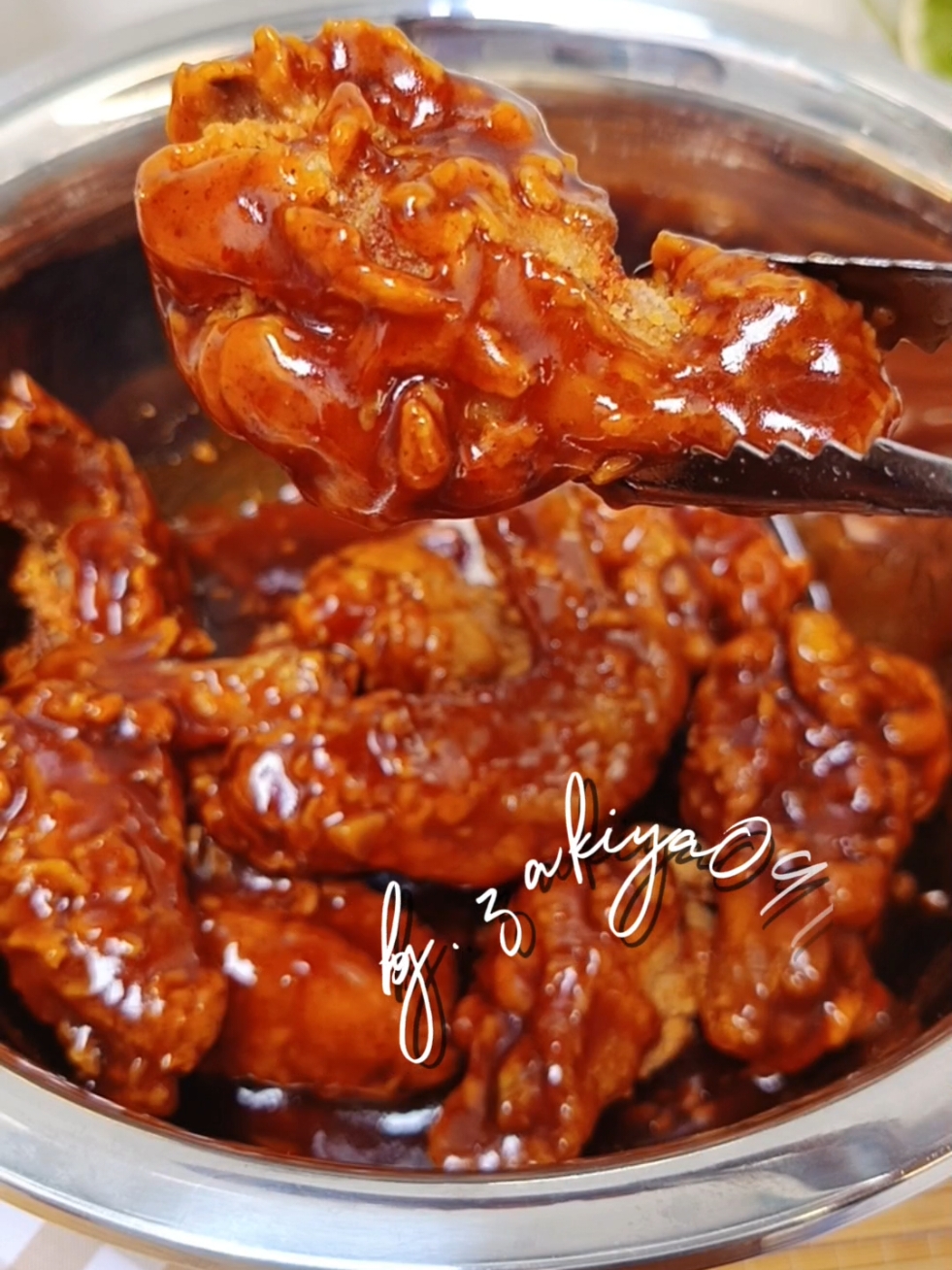 Garlic chicken honey soy sauce ❤ Resep 👇 Bahan 1 :  - sayap ayam 600 gr  Bahan 2 : - bawang putih 5 siung (haluskan) - jahe parut 1/4 sdt  - lada bubuk 1 sdt - garam 1 1/2 sdt  - gula pasir 1 sdt  - air 1 sdm  Bahan 3 :  - soy saus 30 ml  - madu 2 sdm  - saus tiram 1 sdm  - gula pasir 1 1/2 sdm  - lada bubuk 1 sdt  - cabe bubuk 2 sdt ( opsional )  Bahan 4 : - bawang putih 3 siung ( cincang)  - tepung maizena 1 sdm ( larutkan )  Bahan 5 : - tepung bumbu serbaguna 6 sdm - tepung maizena 3 sdm - tepung tapioka 1 sdm  - baking powder 1/4 sdt  Cara membuat : Marinasi ayam dengan bahan ke 2 minimal 2 jam Kemudian balut ayam dengan bahan ke 5 lalu goreng sampai kuning kecoklatan.  cara buat honey soy saus nya tumis bawang putih cincang sampai harum masukan bahan ke 2 kemudian masukan juga larutan tepung maizena, masak dengan api kecil sampai saus mengental ya, tunggu saus dingin dulu jika sudah dingin Balut kan saus ke ayam yg sudah di goreng dan siap di sajikan .  #resepmasakanenak #resepenak #garlicchicken #honeygarlicchicken ##ayamgorengbawangputih 