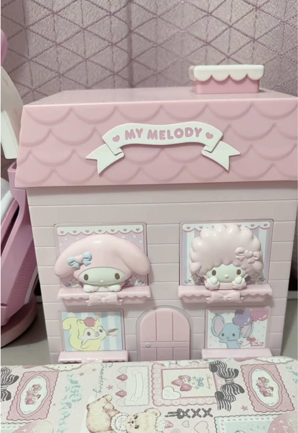 what’s inside.. the house chest.. #pinksetup #sanrio #mymelodysetup #figurecollection #mymelody #sanriocore #kawaiiroom #pinkroom #soft #cute #kawaiicollection #kawaiiroom #kawaiistuff #cuteaesthetic #kawaiifeed #kawaiioftheday #kawaiiroom #kawaiicollection #kawaiistuff #kawaiicore  #sanrio #sanriocollection #sanriocollector #mymelody #mymelodylover #マイメロディ #マイメロ