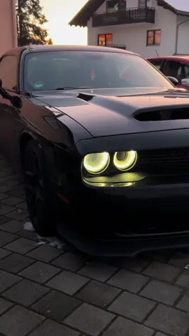 Sexy boyy #dodge #dodgechallenger #challenger #v8 #musclecar #amicar #cartok #carsoftiktok #snow 