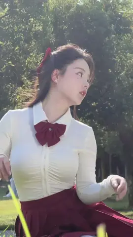 7312619061614021942-眼泪轻轻的擦 别管那多嘴乌鸦#ootd穿搭 #草坪拍照 #氛围感 #学院风 #逆光