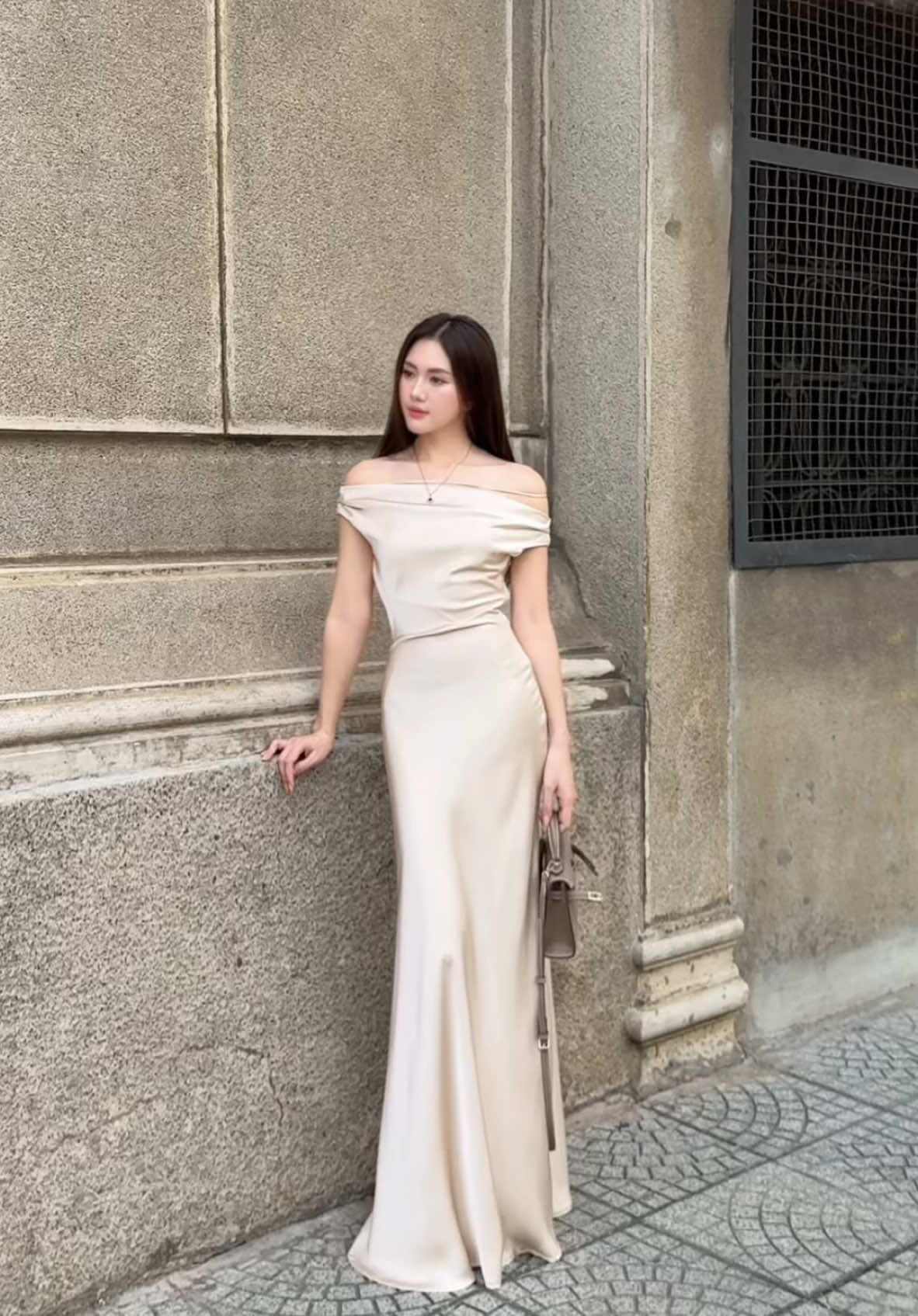 Gợi ý chiếc đầm lụa cho buổi hẹn hò 💕 #cocomay #xuhuong #dress #outfit #fypシ゚viral #thoitrang #xh #trending #thoitrangthietke #maxi #lacongaiphaixinh #parisianstyle  #lua #damlua 
