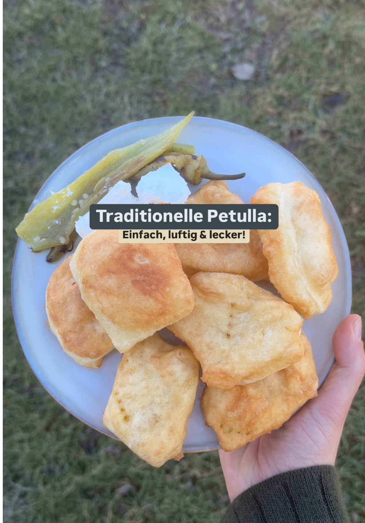 Heute teile ich mit euch ein traditionelles Rezept für Petulla – die köstlichen, luftigen Teigstücke, die perfekt für ein gemütliches Frühstück oder einen Snack zwischendurch sind. Wir haben eine größere Menge zubereitet, da wir sie für mehrere Personen gemacht haben – einfach herrlich, wenn die ganze Familie am Tisch zusammenkommt!🥰 Das Rezept stammt von meiner Schwägerin, und ich liebe es, wie simpel und doch unglaublich lecker diese Petulla sind. Außen goldbraun und knusprig, innen wunderbar luftig und hohl – perfekt, um sie nach Belieben zu genießen. Egal ob herzhaft mit Schafskäse oder Joghurt, oder süß mit Schokolade oder Marmelade – sie passen immer!🥰 Für die Zubereitung benötigt ihr: •	200 ml Joghurt •	200 ml lauwarmes Wasser •	1 Ei •	10 g Trockenhefe •	1 TL Zucker •	1 EL Salz •	700 g Mehl (wir haben mehr verwendet, da wir eine größere Menge gemacht haben) •	Öl zum Frittieren Die Zubereitung ist ganz einfach: Den Teig kneten, ruhen lassen, formen und goldbraun ausbacken. Im Video seht ihr Schritt für Schritt, wie’s geht! Ich hoffe, ihr probiert dieses Rezept aus – es ist so einfach und unglaublich lecker. Lasst mich wissen, wie ihr eure Petulla am liebsten esst! 🥰 #Petulla #TraditionelleRezepte #AlbanischeKüche #Familienrezepte #EinfachKochen #Frühstücksideen #LuftigeTeigstücke #rezept #recipes #einfacherezepte #snacks #recipesoftiktok #albanian  #albanischerezepte #Snackideen 